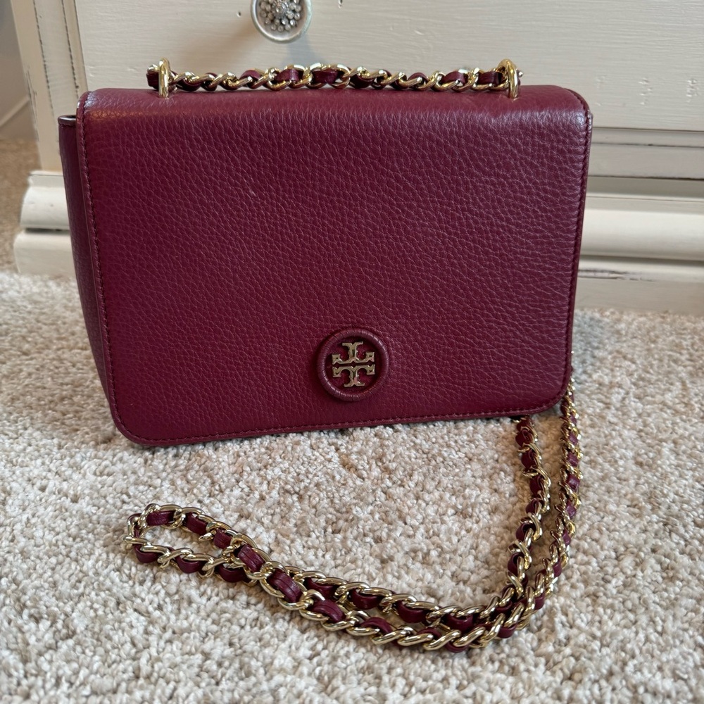 TORY BURCH Pebbled LeatherShoulder Bag With Adjustable Chain Bordeaux